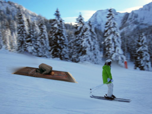 En muslim som ber på et teppe skiende ned en alpinbakke